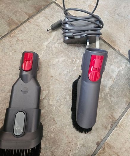 Dyson V8