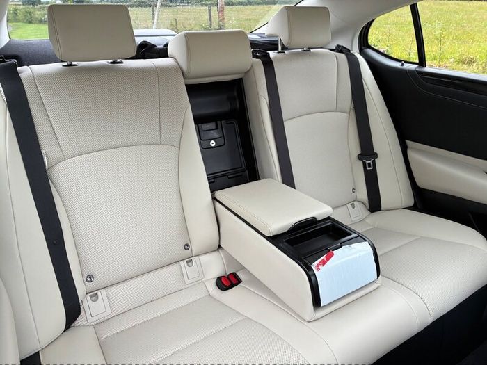 Lexus ES300h 2025