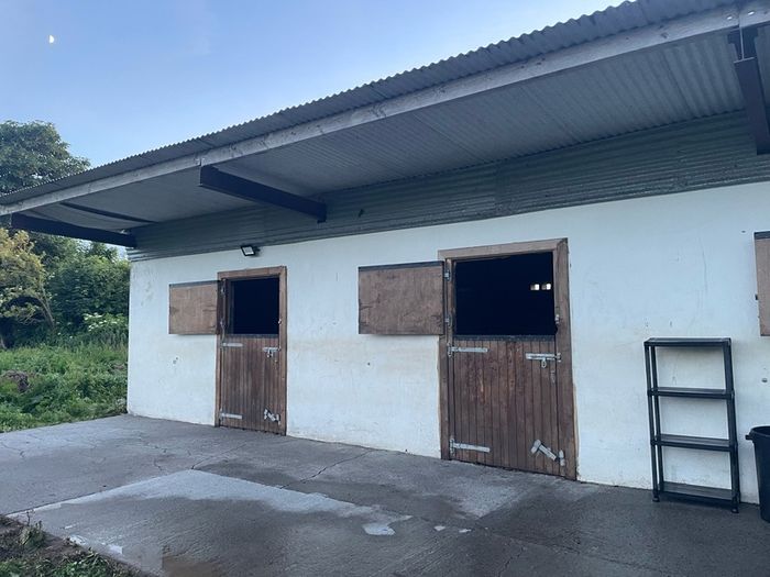 Stables and 2 acres of land to rent