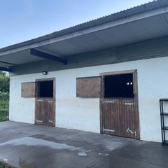 Stables and 2 acres of land to rent