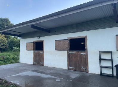Stables and 2 acres of land to rent