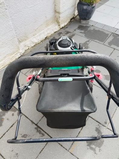 Self drive lawnmower with Briggs and Stratton engine 500 E series 140 cc in excellent working condition which starts the first pull.