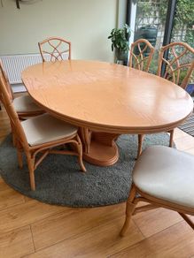 Lovely dining table and 6 chairs. Also includes sideboard.