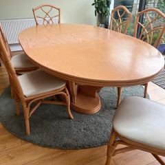 Lovely dining table and 6 chairs. Also includes sideboard.