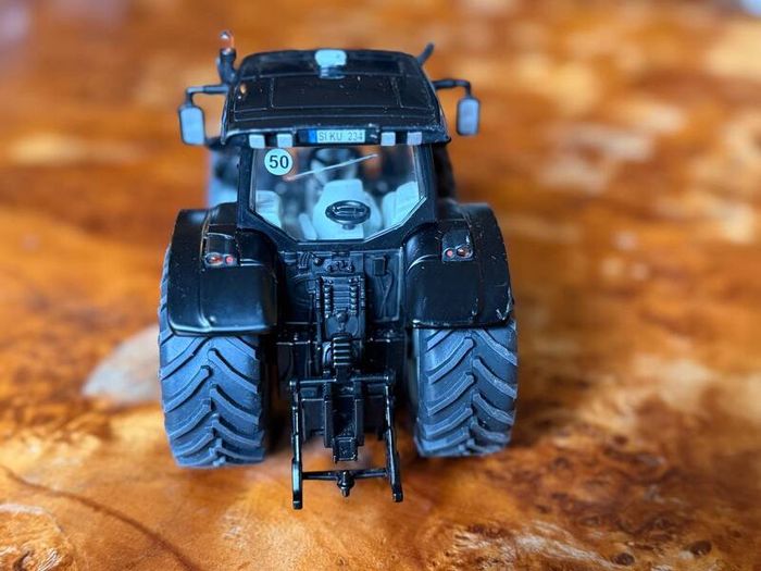 Siku 3268 Valtra T191 Black
