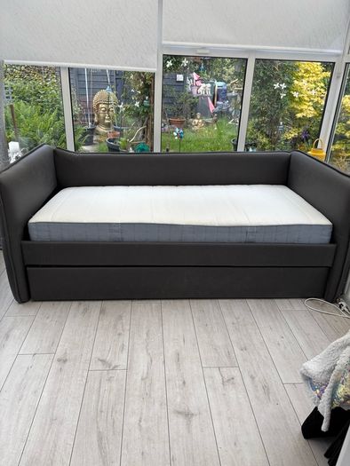 Day Bed with pull out bed underneath