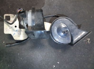 Bmw 5 Series E60 E61 Set Of 2 Horns With Bracket 6935709