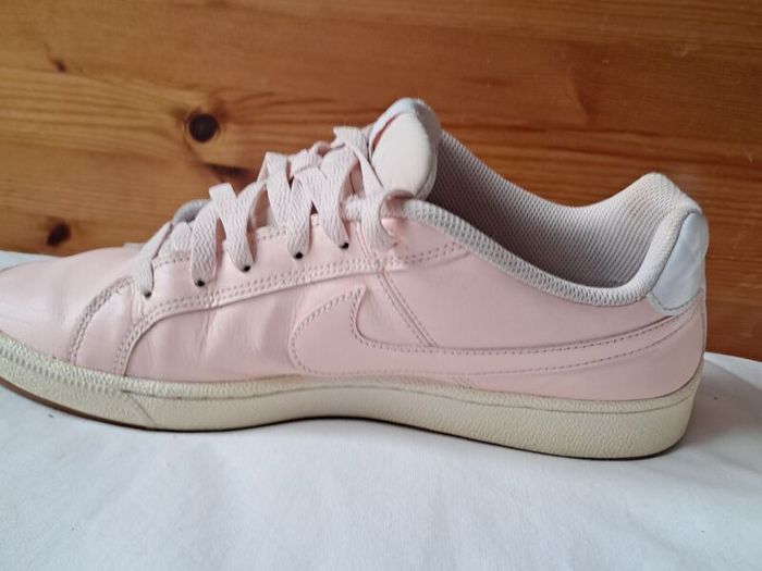 nike court royal Size 8 eu 48.5 pink in great condition