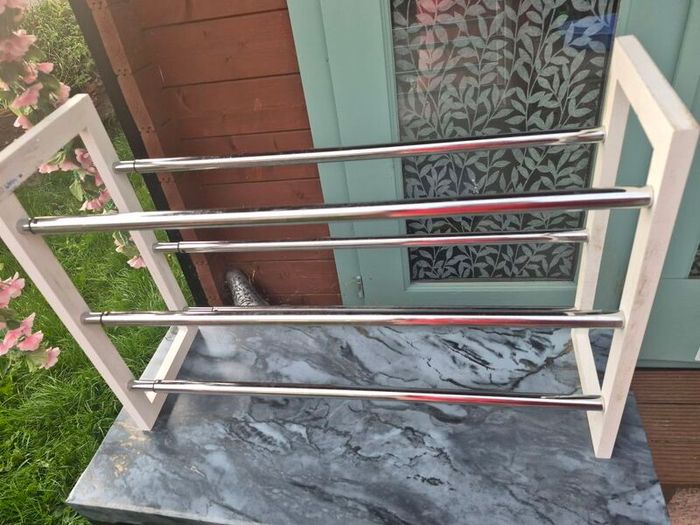 Extendable shoe stand