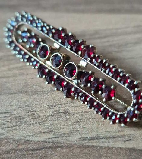 An  Amazing 14Ct Solid Gold Garnet Brooch, A heavy 7.2 grams