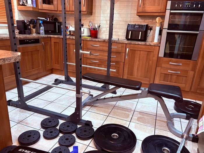 Fantastic Gym Weightlifting Set Up!!