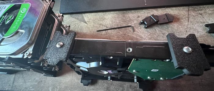 3.5" and 2.5" HDD and SSD stacking