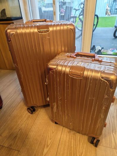 Rose gold aluminium-frame hard-shell suitcases (Rimowa style)