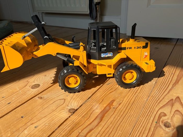 Bruder 1:16 Road Loader FR 130