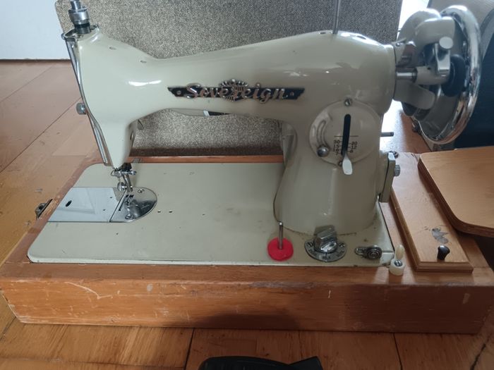 2 Sewing Machine one does zigzag right side main photo the other in left straight only just need a. Puller.  Both working