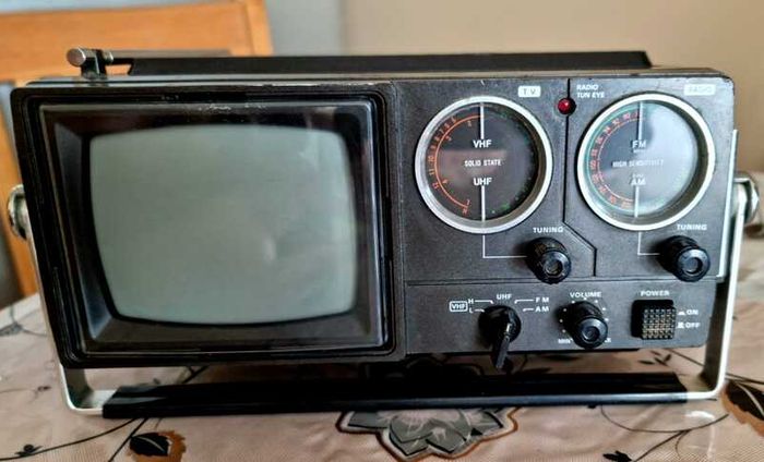 From 1978 CROWN 5TV-528UR TV AND RADIO, Made in Japan, full working.