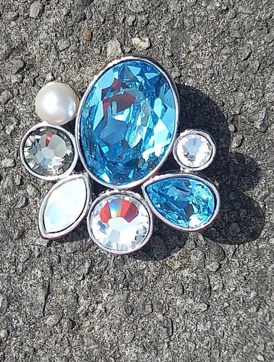 Vintage jewelry is sold individually for 5 to 10 euros.