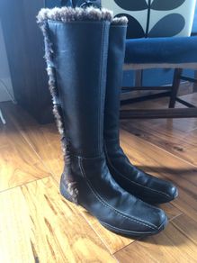 Black leather boots with fur
