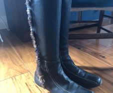 Black leather boots with fur