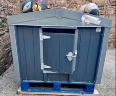 Insulated dog kennel
