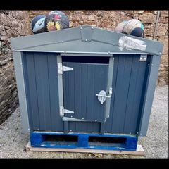 Insulated dog kennel