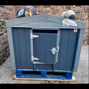 Insulated dog kennel