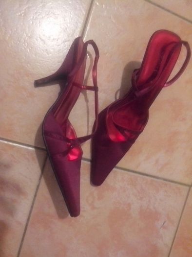 Size 40.Beautiful wine coloured shoes.