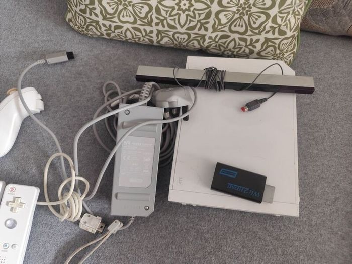 Wii console+ 2 controllers