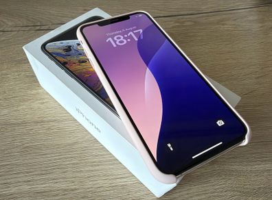 iPhone XS Max 256GB Silver Unlocked + Original Box & Apple Silicone Case