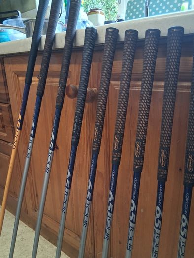 Ladies Golf Clubs.  Complete Matching Set Of Nickent Ladies Right Handed Golf Clubs in Very Good+ Condition.