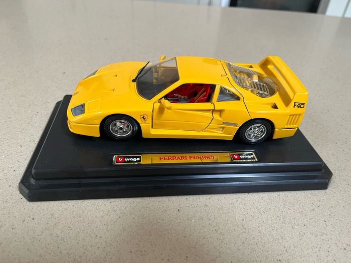Ferrari F40 1/24 Burago
