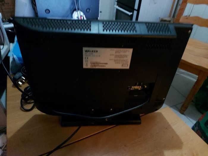 Walker 19 inch TV Model WP1940DCD, comes with remote control