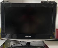 Samsung flatscreen with remote