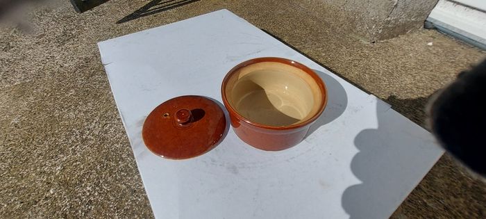 Pearsons of Chesterfield ,mini 1/2 pint individual casserole dish with lid ,,nice condition,, sold as is,