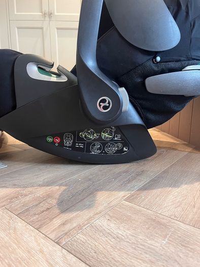 Cybex Cloud Z2 infant car seat and isofix base
