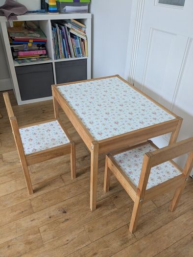 Kids table & 2 Chairs