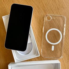 iPhone 16e White 128GB + Benks clear case