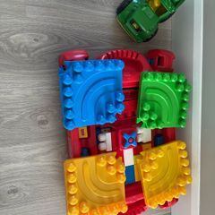 Mega Bloks Build 'N Learn Table Classic and John Deere tractor