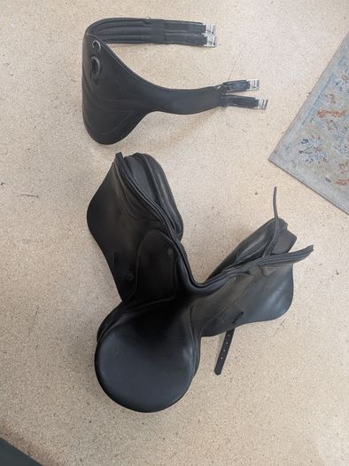Fairfax black leather saddle with girth. High quality black leather Fairfax saddle in great condition. Comes with a matching girth as shown in the photos. Perfect for everyday riding or training.