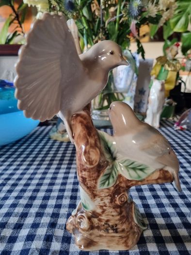 Vintage figurine of two birds