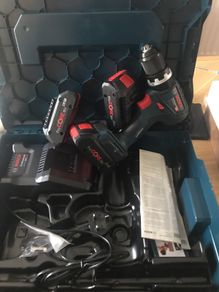 Bosch drill 18-90 with 3x4amp battery's