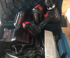 Bosch drill 18-90 with 3x4amp battery's