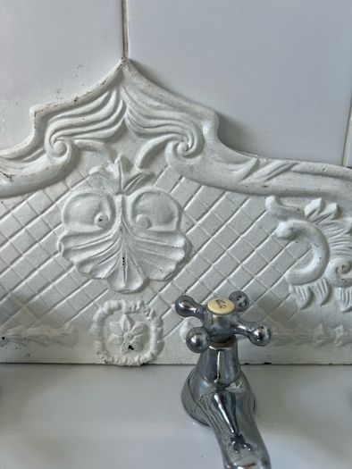 Cast metal plate/splasback