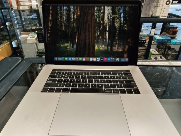 MacBook Pro "Core i7" 2.2 15-Inch (Mid-2018 True Tone Display, Touch Bar, Four Thunderbolt 3 Ports 16 GB RAM  500GB SSD BATTERY CYCLE  : 1