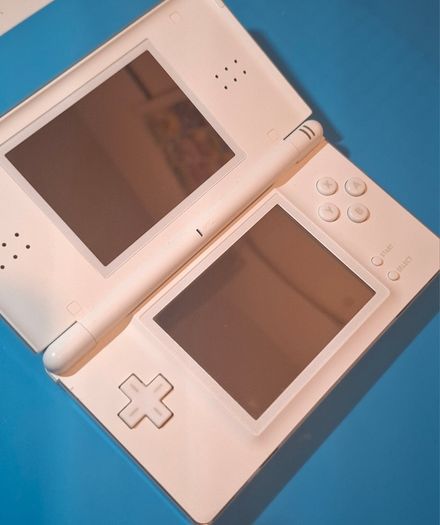 DS Lite with R4 Cartridge