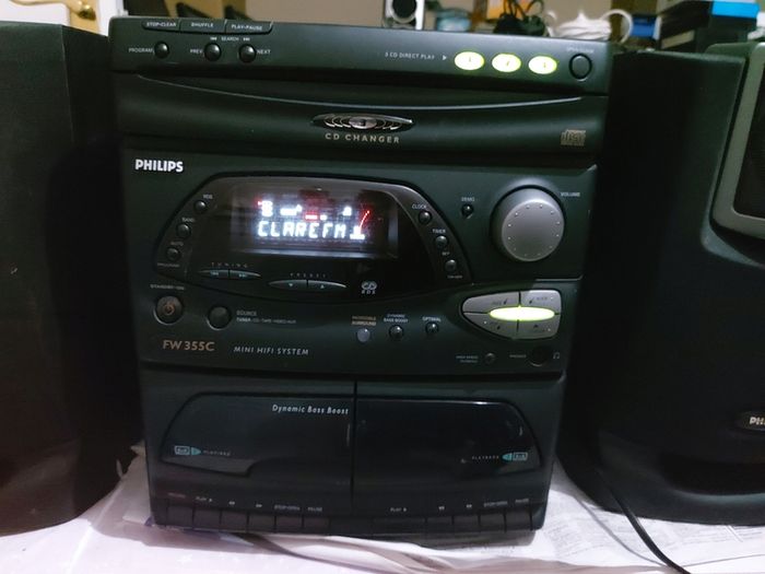 Philips Mini Hi-Fi System, Model FW 355C, 3 CD Changer, Radio and dual Tape Deck and 2 Lovely Philips speakers, in very Good Condition