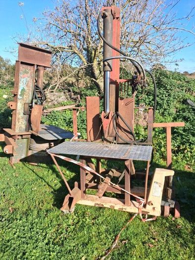 Logsplitter.   For. Tractor
