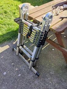 Telescopic ladder 2.5 m to 5 m.