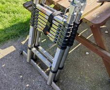 Telescopic ladder 2.5 m to 5 m.