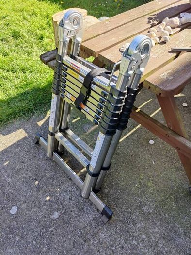 Telescopic ladder 2.5 m to 5 m.